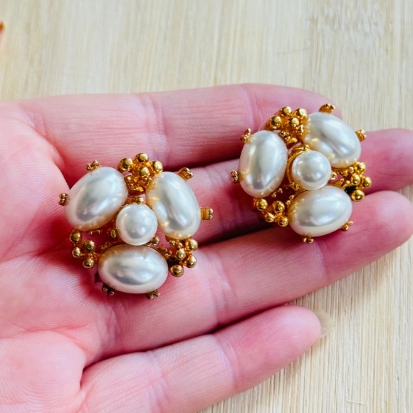 VTG KJL Kenneth Jay Lane Couture Signed Earrings Pierced pearl Gold Regal 90s - Picture 2 of 5